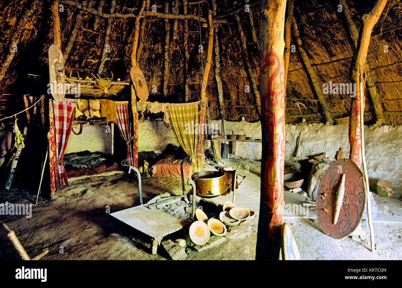 Celtic Iron Age roundhouse ricostruito su fondamenta originarie di Castell Henllys sito archeologico, Pembrokeshire, Wales UK Foto Stock