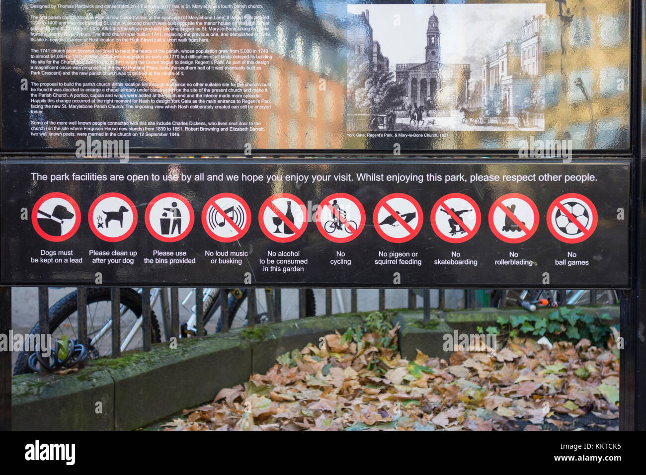 Red 'non' segni in un parco locale in Marylebone, London, Regno Unito Foto Stock