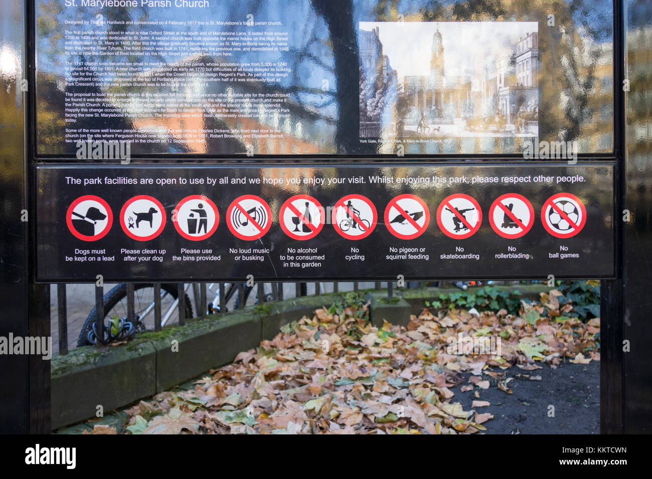 Red 'non' segni in un parco locale in Marylebone, London, Regno Unito Foto Stock