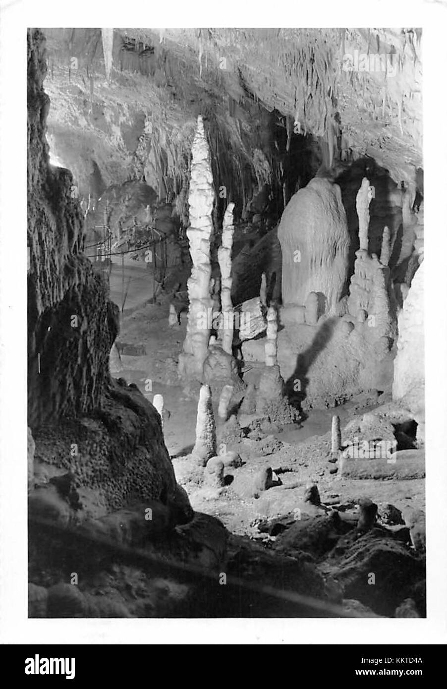 Una cartolina del 1962 raffigurante la Grotta di Postumia, un rinomato sistema di grotte carsiche in Slovenia. Conosciuta per le sue splendide formazioni rocciose e i passaggi sotterranei, la grotta è una popolare destinazione turistica e una meraviglia naturale della regione. Foto Stock