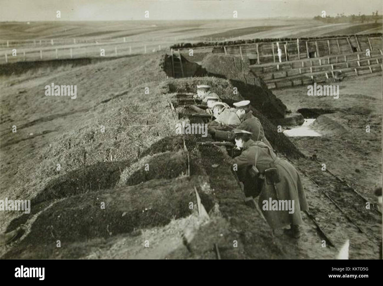Questa immagine raffigura i soldati russi di stanza in un forte austriaco durante un conflitto storico. Il forte giocò un ruolo chiave nella strategia militare e nella difesa durante il periodo. Foto Stock