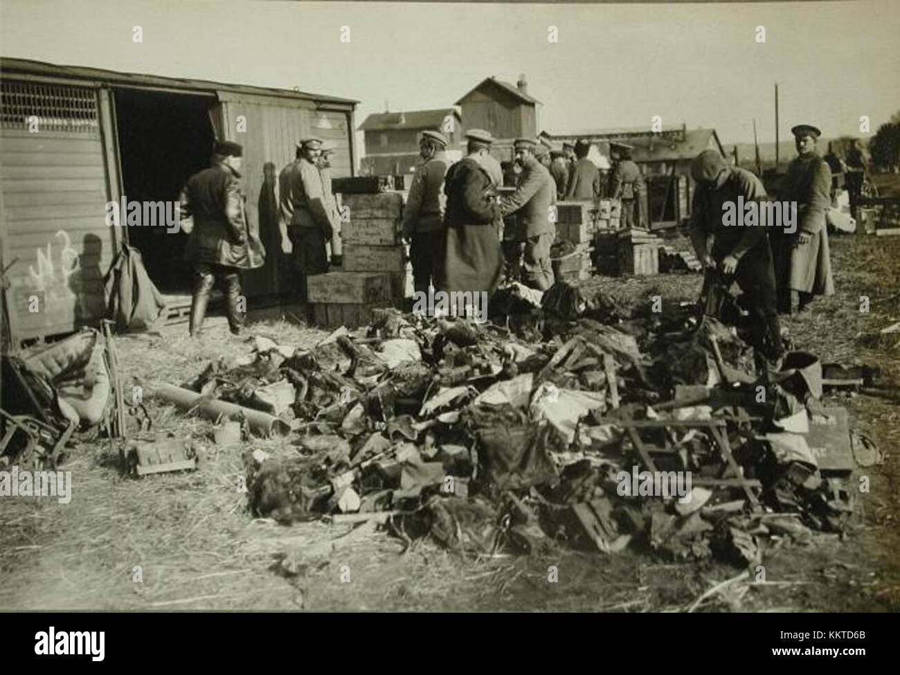 Soldati russi sono visti in un forte austriaco, probabilmente durante la prima guerra mondiale, evidenziando l'interazione tra le forze militari nella regione. La scena riflette gli storici impegni militari dell'epoca. Foto Stock