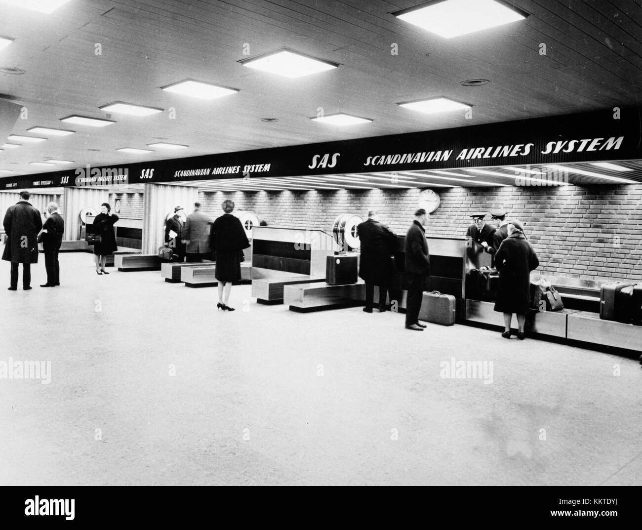 Questa immagine mostra l'interno dell'area check-in all'aeroporto internazionale di Fornebu a Oslo. Fornisce una vista della struttura del terminal e dei servizi passeggeri in questo importante hub di trasporto. Foto Stock
