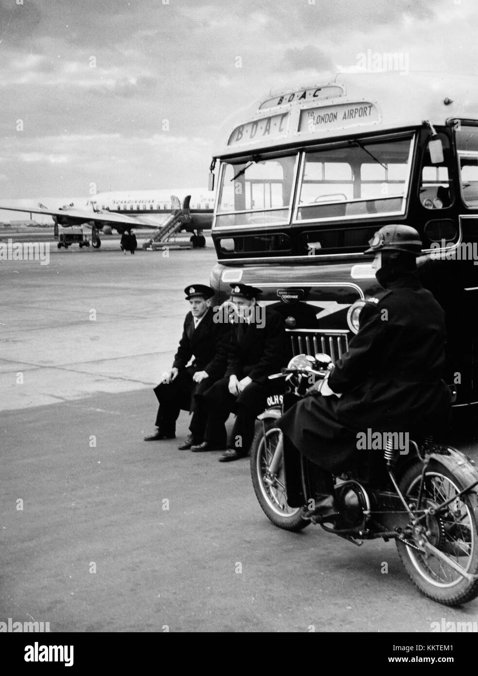 Un'immagine che cattura un aeroporto di Londra, che probabilmente mostra un terminal o una vista aerea di uno dei principali aeroporti della città. Londra è sede di diversi aeroporti principali, tra cui Heathrow, Gatwick e London City Airport, essenziali per i viaggi internazionali. Foto Stock