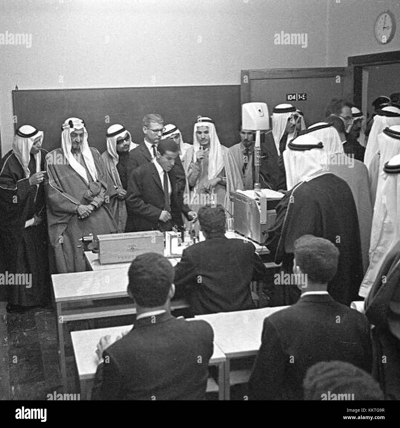 Questa immagine di re Faysal del 1964 cattura il monarca saudita durante un periodo significativo del suo regno. Re Faysal fu una figura chiave nella modernizzazione dell'Arabia Saudita e nell'espansione della sua influenza nel mondo arabo. Foto Stock