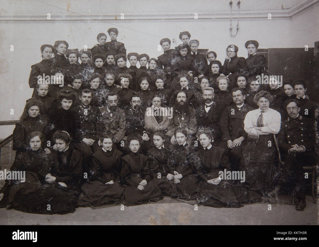 Questo album del 1909 contiene fotografie della Samara Diocesan Women's School, che catturano studenti e personale. Le immagini forniscono informazioni sull'ambiente educativo e sulla vita della Russia all'inizio del XX secolo, riflettendo la cultura e la comunità dell'epoca. Foto Stock