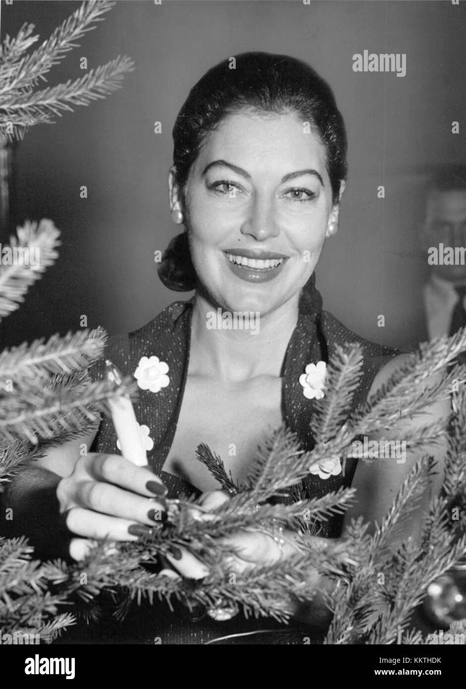 Ava Gardner, l'iconica attrice americana, si è presentata come una poinsettia per i fotografi della stampa, mostrando la sua bellezza e il suo stile in una sessione fotografica unica a tema natalizio. Foto Stock