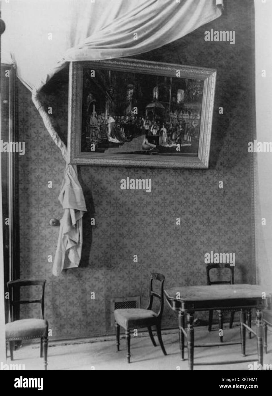 Il Palazzo d'Inverno, dopo il suo sequestro da parte del Comitato Rivoluzionario militare sovietico nel 1917, divenne un simbolo della Rivoluzione d'ottobre, segnando un momento cruciale nella storia russa. Foto Stock