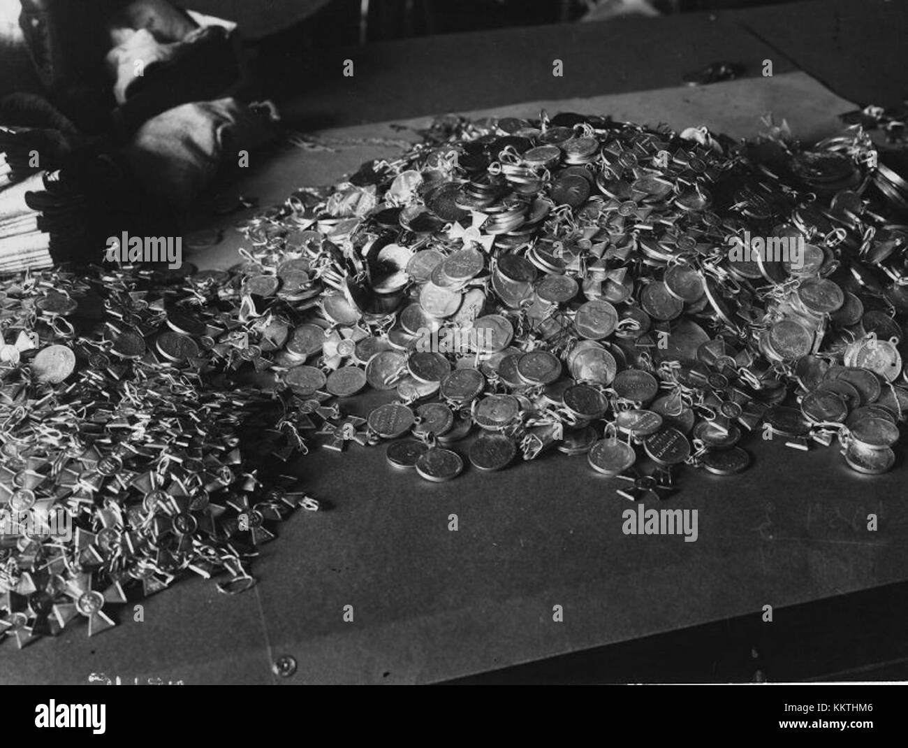 Immagine di medaglie e croci di San Giorgio donate dai soldati per sostenere gli sforzi rivoluzionari, evidenziando i loro sacrifici. Immagine proveniente dal Museo della Guerra d'indipendenza americana. Foto Stock