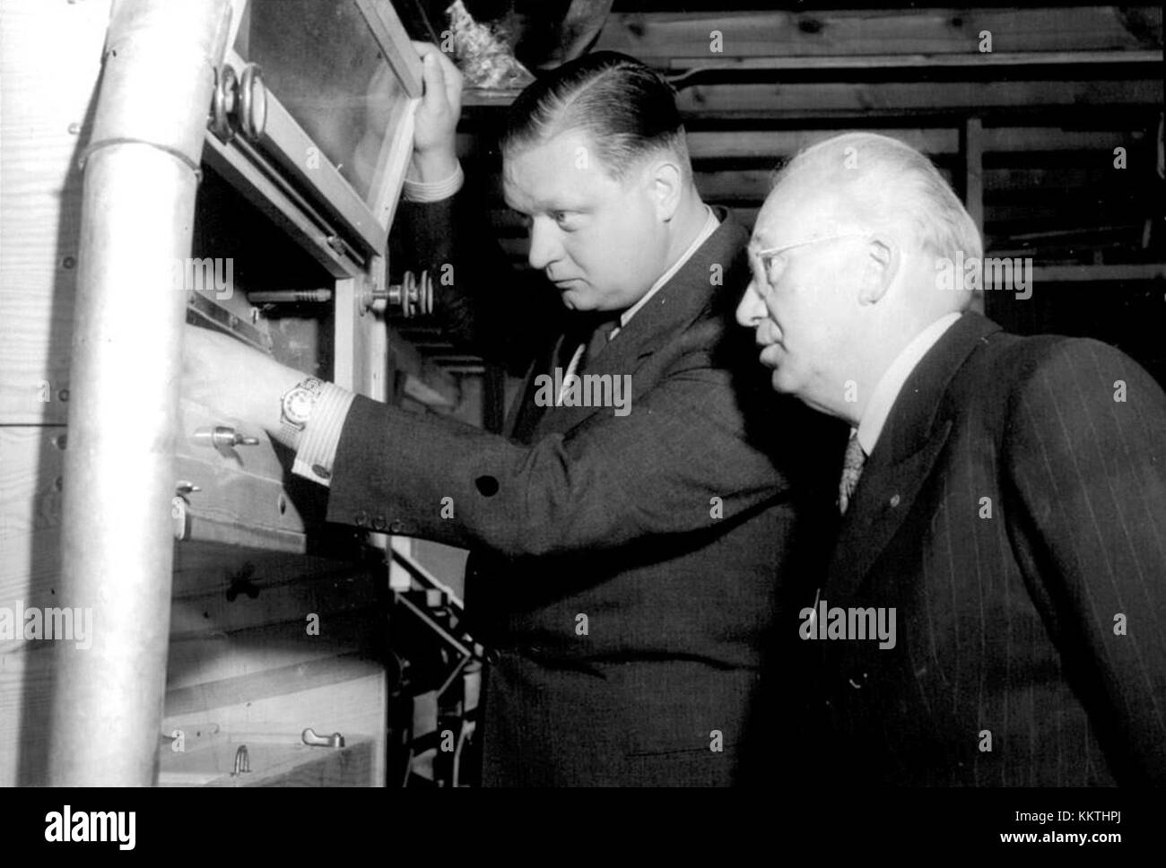 I registi Gosta Granstrom e Sture Nihlen osservano il lavoro in corso su una produzione. I direttori si concentrano sulla supervisione e sulla valutazione dei progressi, garantendo che ogni elemento sia allineato con la visione del progetto. La loro collaborazione evidenzia l'importanza della leadership e del processo decisionale nei processi creativi. Foto Stock