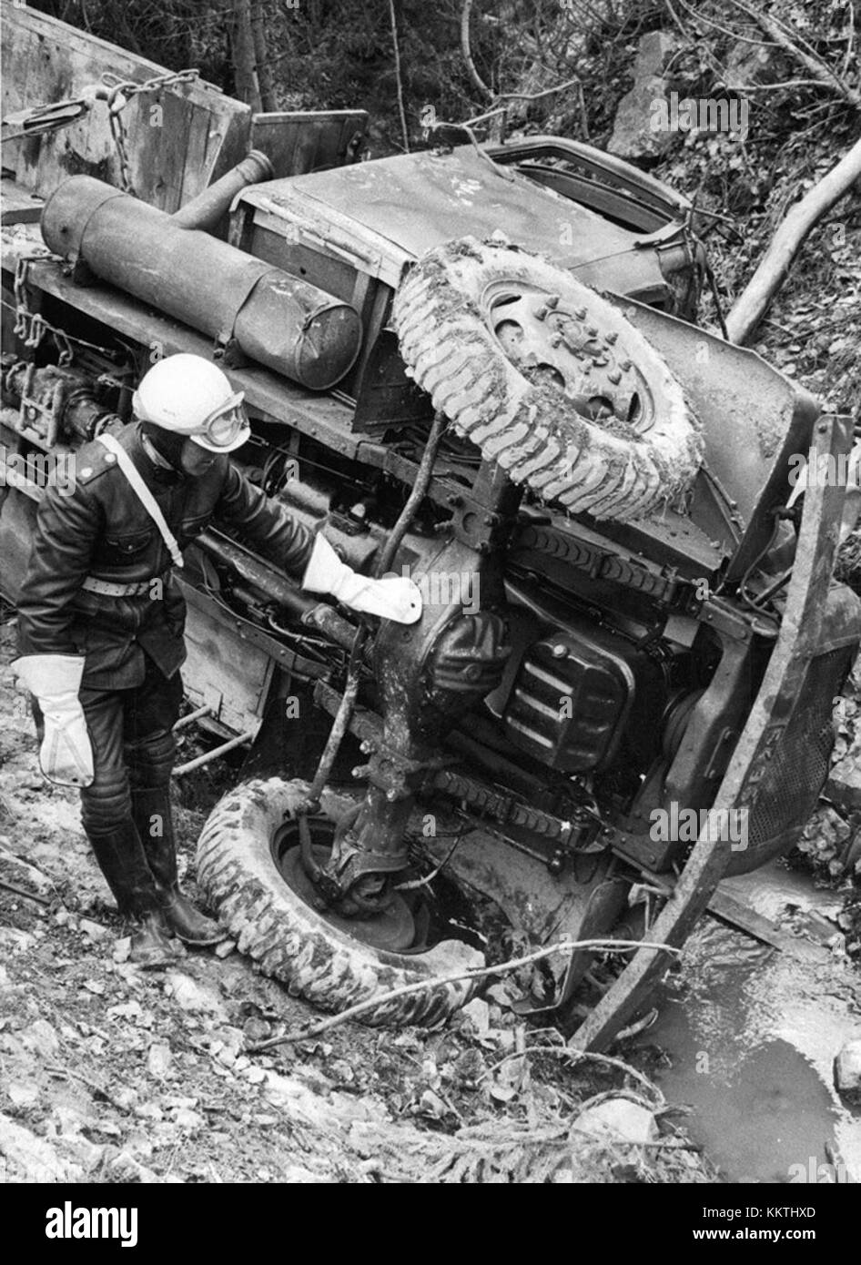 Un camion militare a Strängnäs, in Svezia, è andato fuori strada, probabilmente a causa di un incidente che coinvolgeva il trasporto militare. L'immagine cattura il veicolo e la scena circostante. Foto Stock