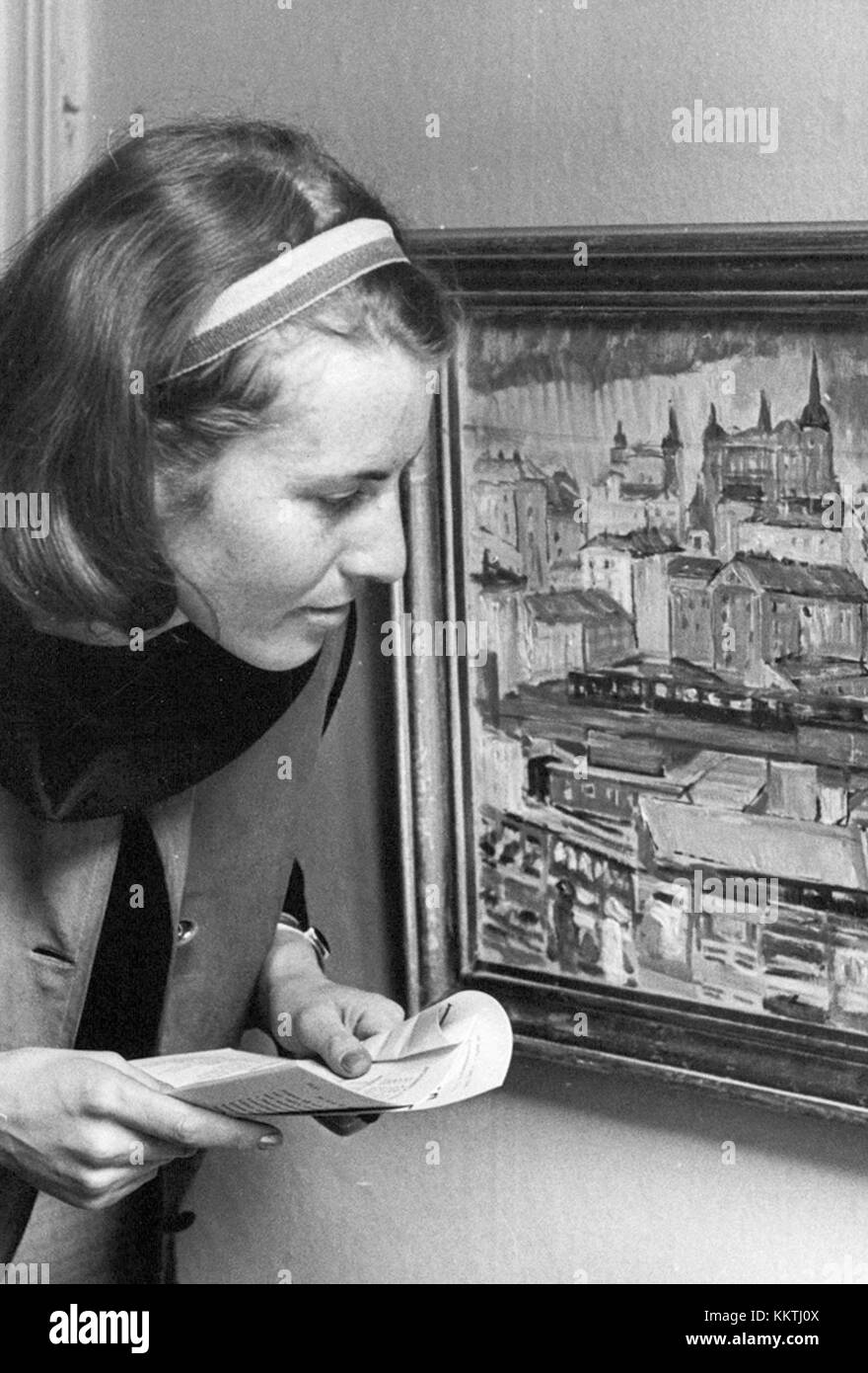 La mostra "Artists in the City Between the Bridge" presenta vari artisti locali che mostrano il loro lavoro in un ambiente urbano unico. Enfatizza il legame tra arte e paesaggi urbani. Foto Stock