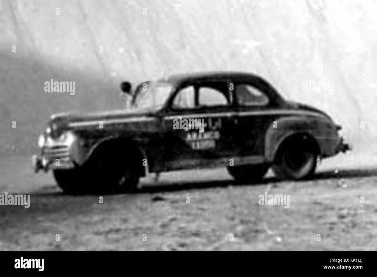 L'auto della Aramco Company rappresenta un veicolo utilizzato dalla Saudi Arabian Oil Company, che riflette il ruolo dell'azienda nell'industria petrolifera. La vettura simboleggia il trasporto aziendale e le estese attività dell'azienda nel settore energetico, in particolare nei giacimenti petroliferi mediorientali. Foto Stock