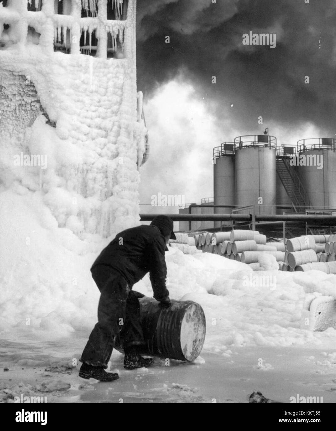 Presso la raffineria di petrolio di Nynas sono state implementate misure di sicurezza per eliminare i materiali infiammabili da un incendio, prevenendo ulteriori danni. La raffineria, un importante sito industriale, è riuscita a controllare la situazione rapidamente e a ridurre il rischio di una catastrofe più grande. Foto Stock