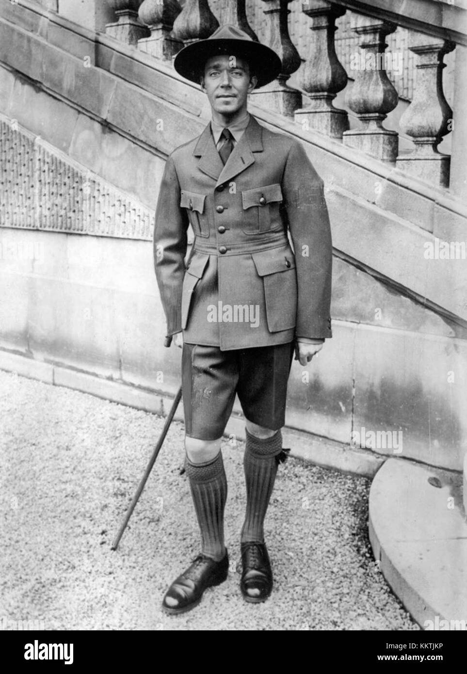 Questa fotografia mostra il principe ereditario Gustavo Adolfo di Svezia vestito con abiti da scout. L'immagine cattura la sua giovinezza e il suo coinvolgimento nello scouting, un riflesso dei suoi primi anni prima di diventare una figura reale di spicco. Foto Stock