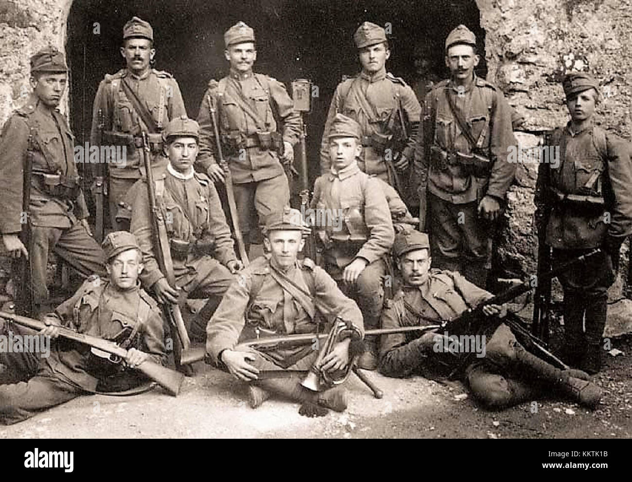 Soldati sloveni in Ucraina, che contribuiscono agli sforzi militari internazionali, parte di una più ampia missione di mantenimento della pace. Foto Stock