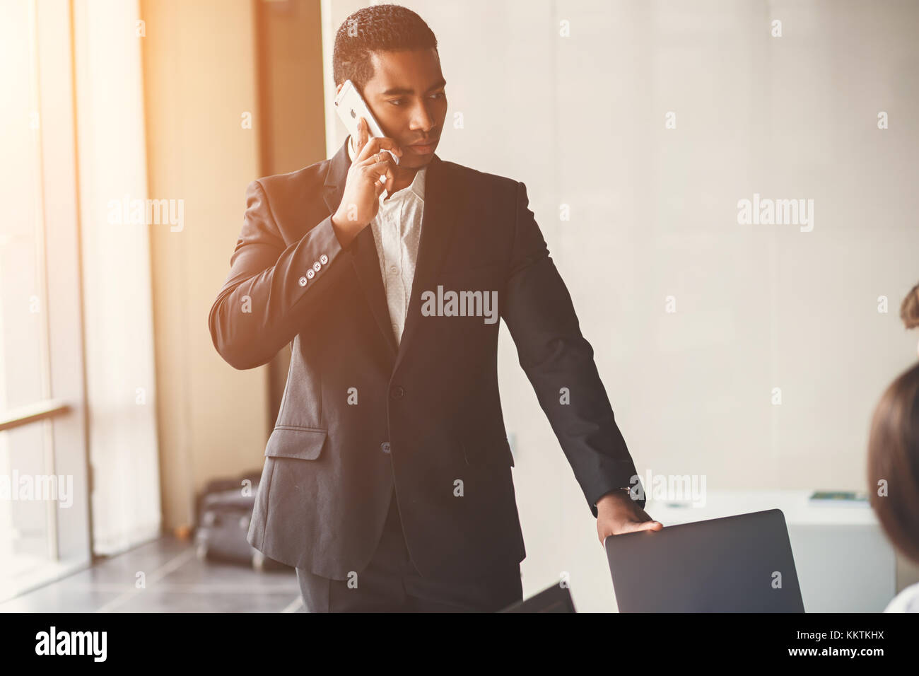 African American businessman utilizzando smart phone e-mail o parlando Foto Stock