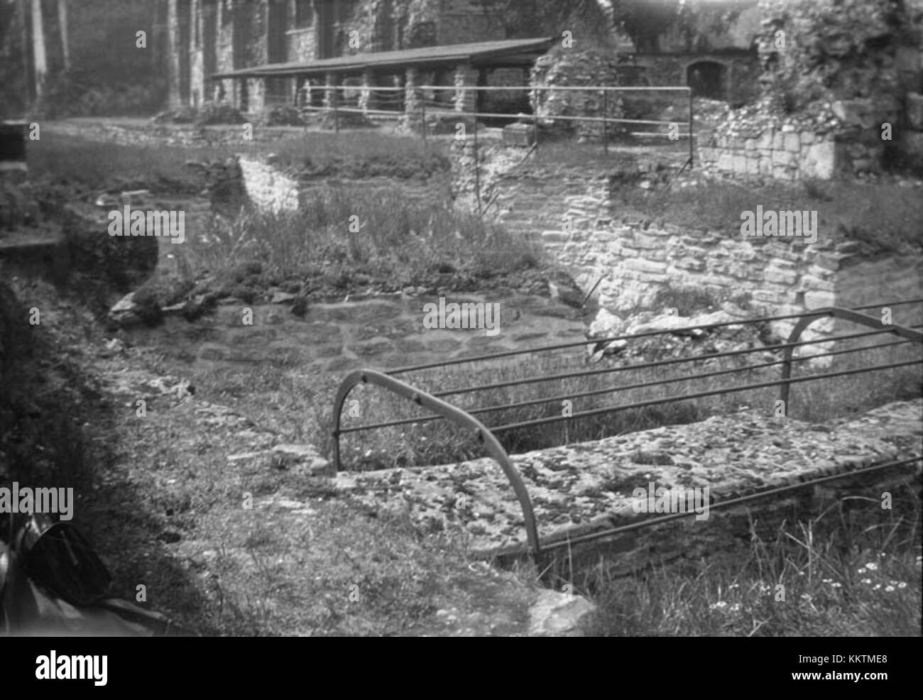 Canterbury è una città storica del Regno Unito, conosciuta per la sua cattedrale e il suo significato religioso. Il riferimento KMB indica uno studio storico o architettonico relativo alla città, che potrebbe riguardare le sue chiese o il patrimonio medievale. Foto Stock