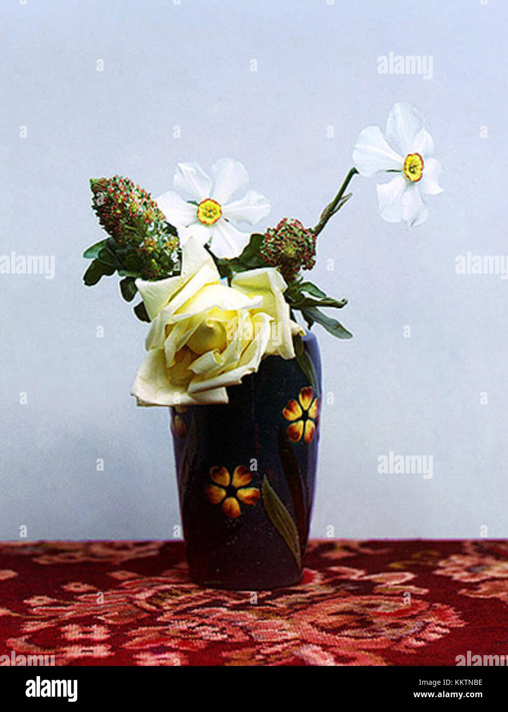 Questa natura morta, probabilmente catturata dal famoso fotografo russo Sergey Prokudin-Gorsky, dimostra il suo approccio unico alla fotografia a colori. L'immagine offre uno sguardo sulla vita domestica russa dei primi anni del XX secolo. Foto Stock