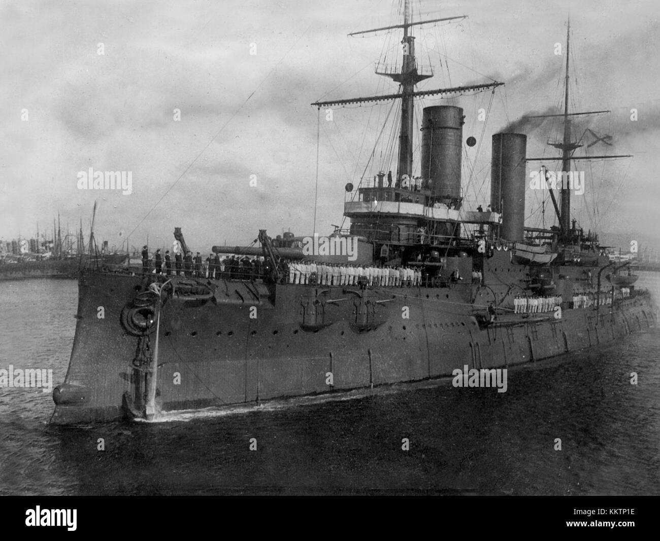 La Slava, costruita nel 1907, era una notevole nave salpata dal Pireo, in Grecia. Questa nave fa parte della storia marittima, contribuendo alle rotte marittime dei primi anni del XX secolo e all'attività portuale. Foto Stock