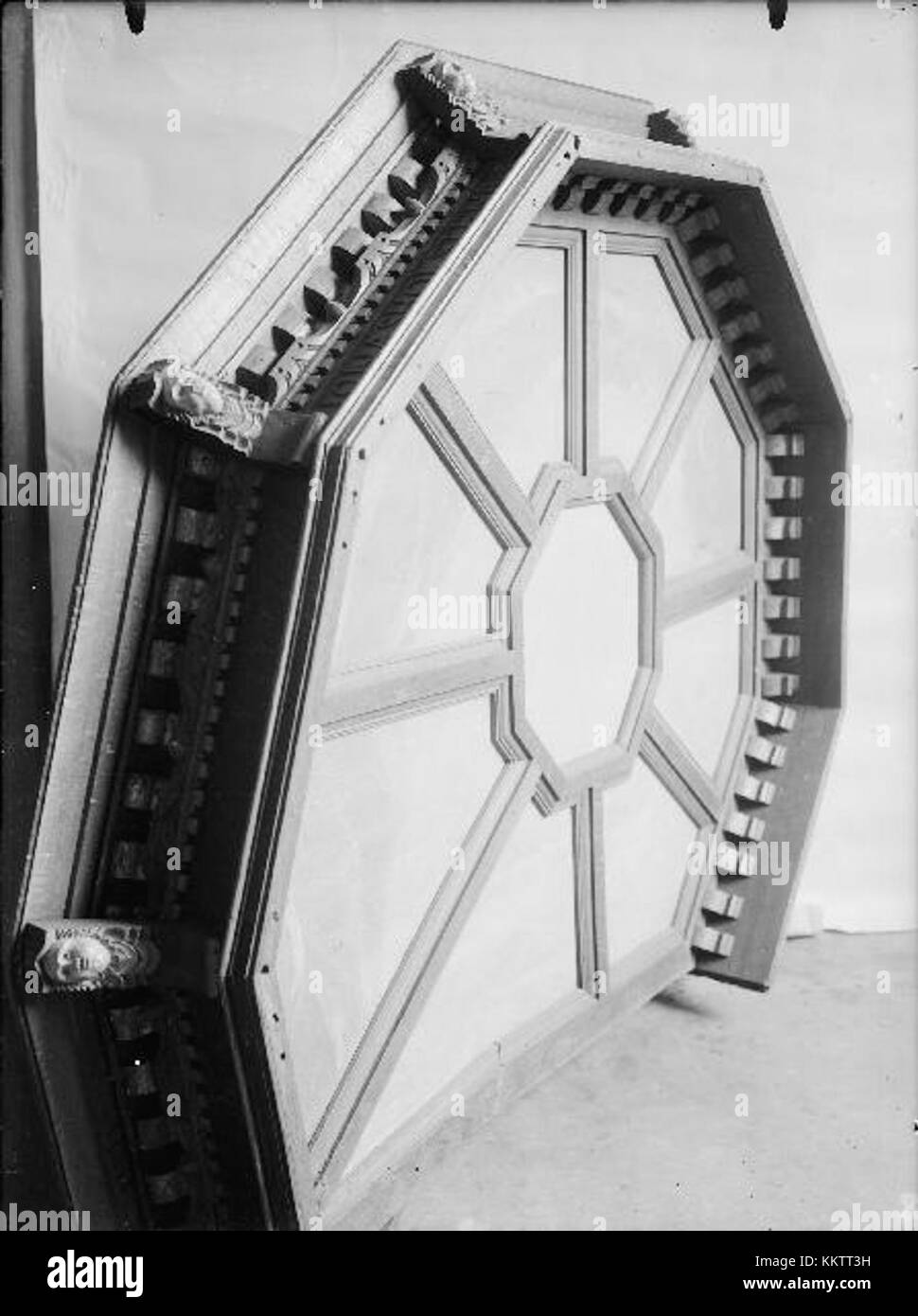 Badelunda kyrka, situata in Svezia, è una chiesa storica conosciuta per il suo significato architettonico e il ruolo nella storia religiosa della regione. Presenta un tradizionale design della chiesa scandinava. Foto Stock