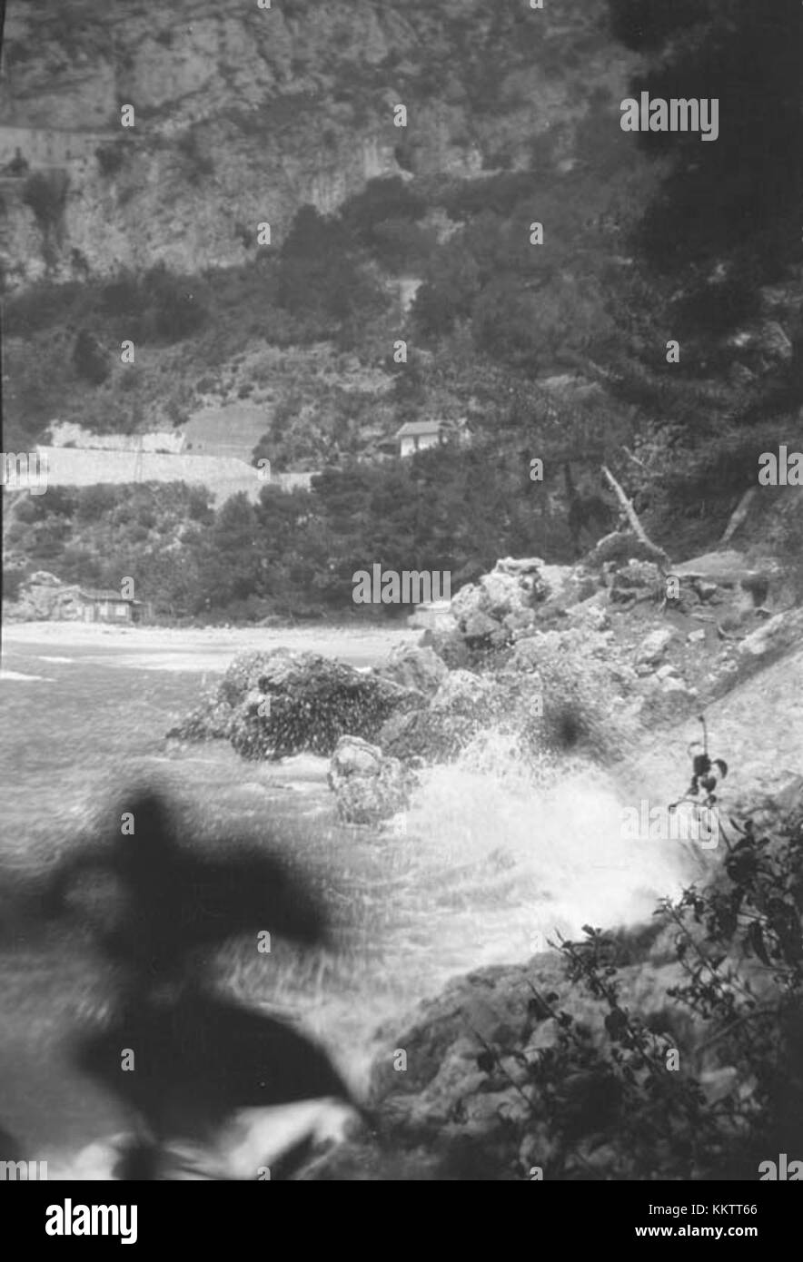 Cap d'Ail è un comune della Costa Azzurra, situato nel dipartimento delle Alpi marittime, vicino a Monaco. È conosciuta per le sue viste panoramiche, le ville di lusso e gli splendidi paesaggi costieri. L'area è una popolare destinazione turistica, che attrae visitatori con il suo clima mediterraneo e la vicinanza alla prestigiosa città-stato di Monaco. Foto Stock