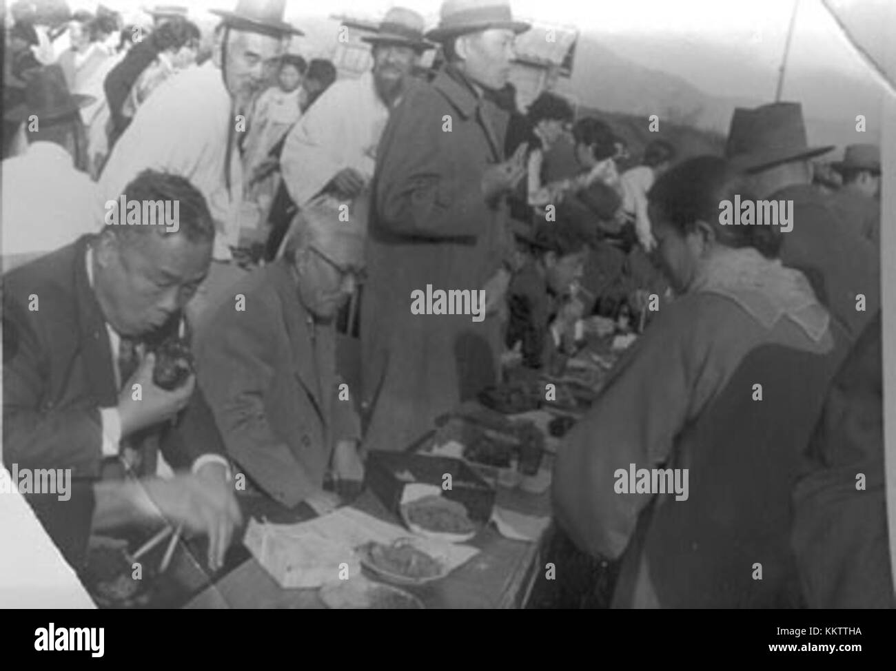 Kim Jun Yeon, un importante artista sudcoreano nato nel 1956, è noto per le sue opere che riflettono l'estetica coreana moderna e tradizionale. La sua arte fonde il simbolismo culturale con elementi visivi contemporanei. Foto Stock