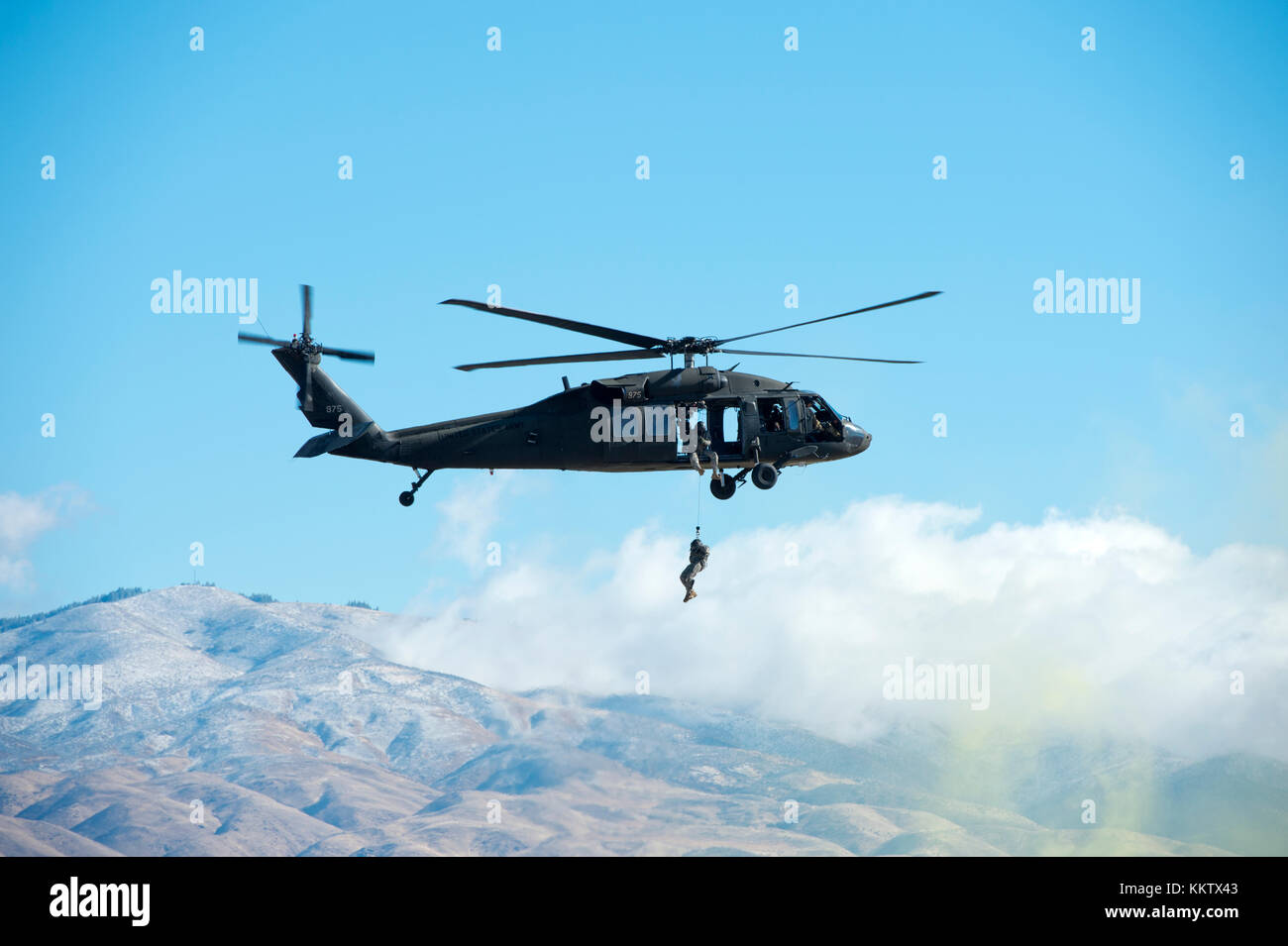 Soldato rappelling fuori del Black Hawk elicottero a Gowen Thunder airshow Gowen in campo il 14 ottobre 2017 Foto Stock