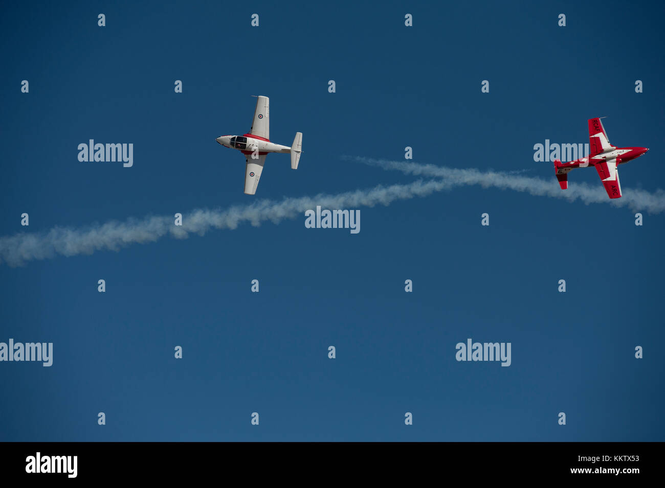 Royal Canadian Snowbirds eseguendo un 'Inverted contrapposto bordo a coltello Pass presso il 'Gowen Thunder 2017' Airshow a Campo Gowen a Boise Idaho nel mese di ottobre Foto Stock