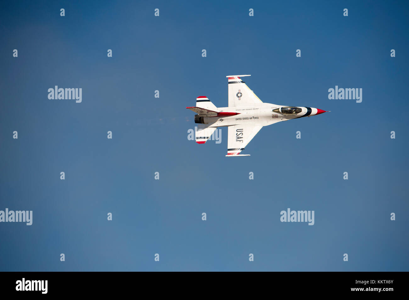 Il USAF F-16 Fighting Falcon Thunderbird eseguendo a Gowen Thunder airshow Gowen al campo a Boise Idaho il 14 ottobre 2017 Foto Stock
