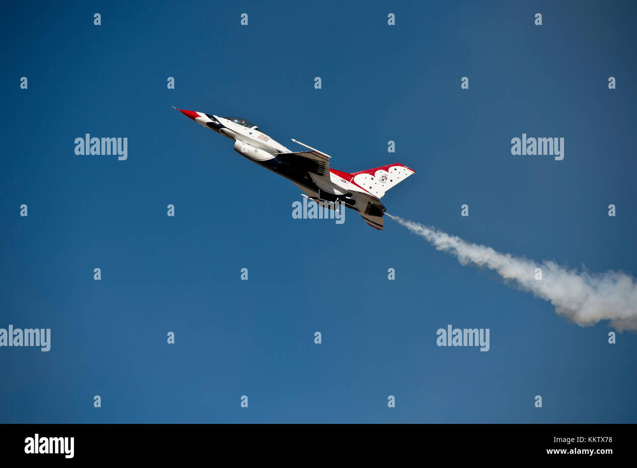 Il USAF F-16 Fighting Falcon Thunderbird eseguendo a Gowen Thunder airshow Gowen al campo a Boise Idaho il 14 ottobre 2017 Foto Stock