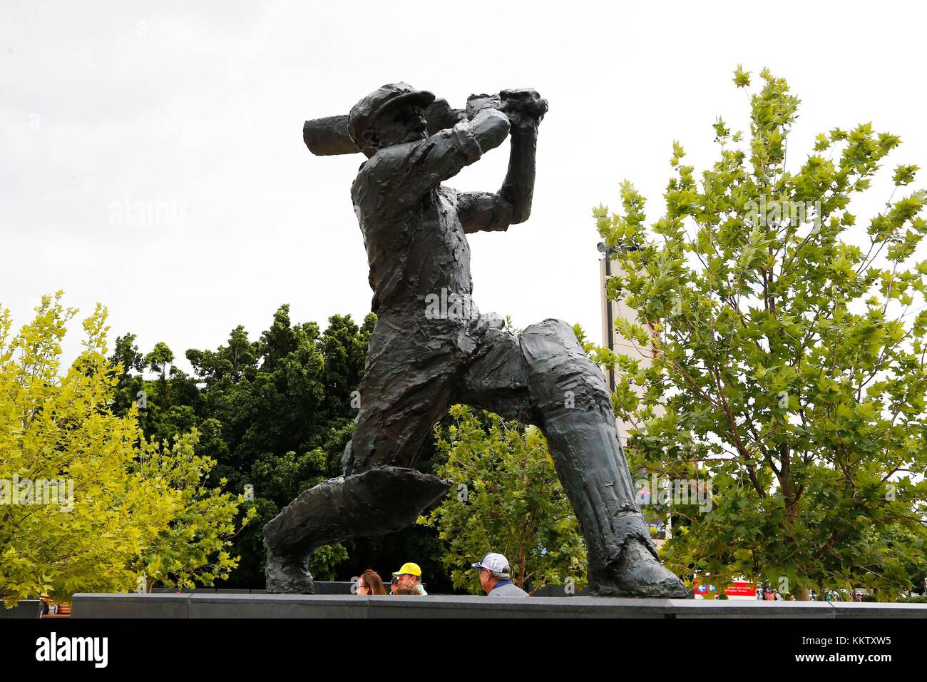 Vista generale di una statua di Don Bradman durante il giorno una delle ceneri Test match a Adelaide Oval, Adelaide. Foto Stock
