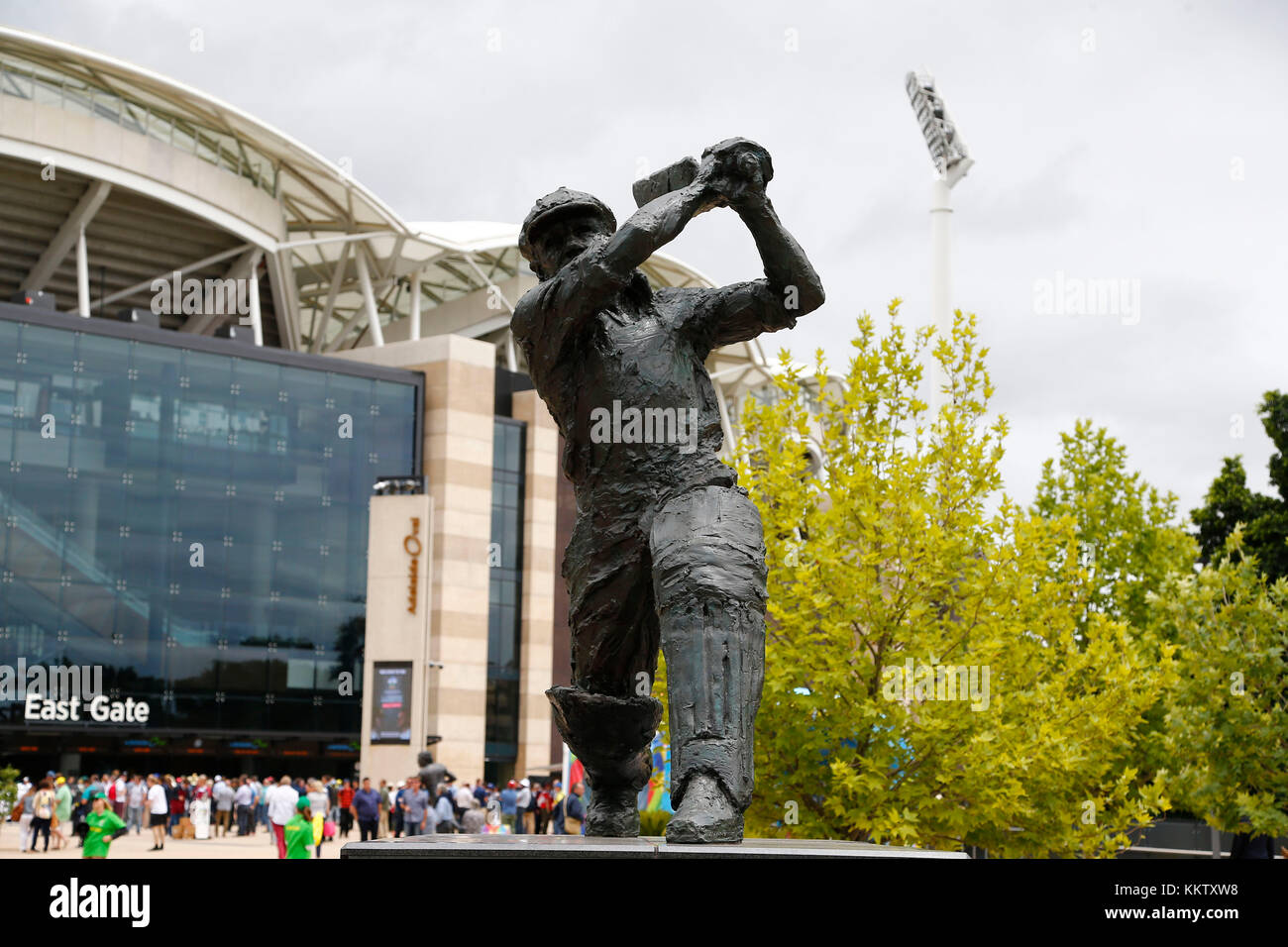 Vista generale di una statua di Don Bradman durante il giorno una delle ceneri Test match a Adelaide Oval, Adelaide. Foto Stock