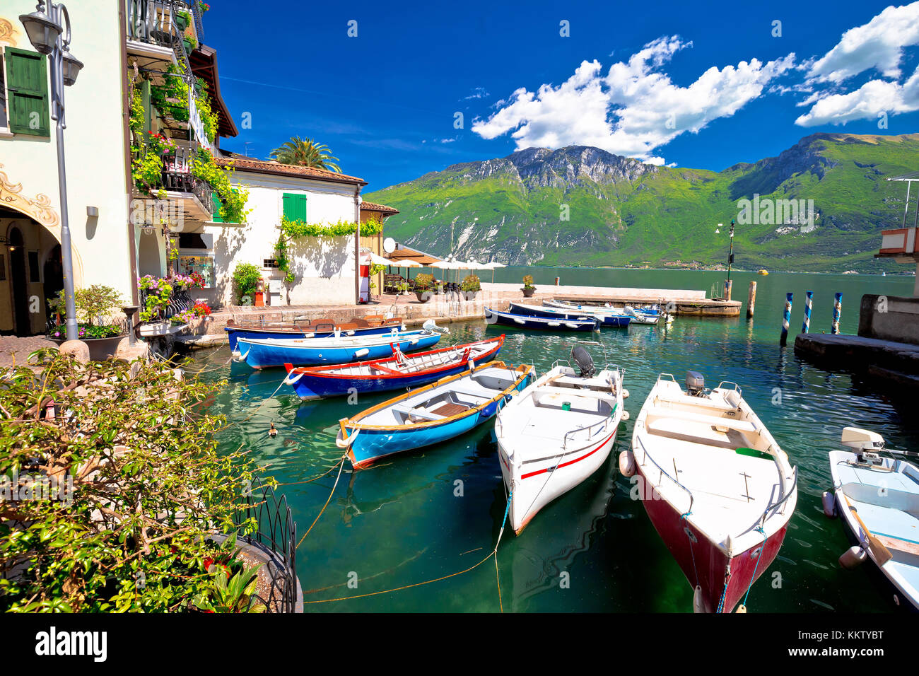 Il lago di garda nel comune di Limone sul Garda waterfront vista,barche colorate, regione Lombardia di Italia Foto Stock