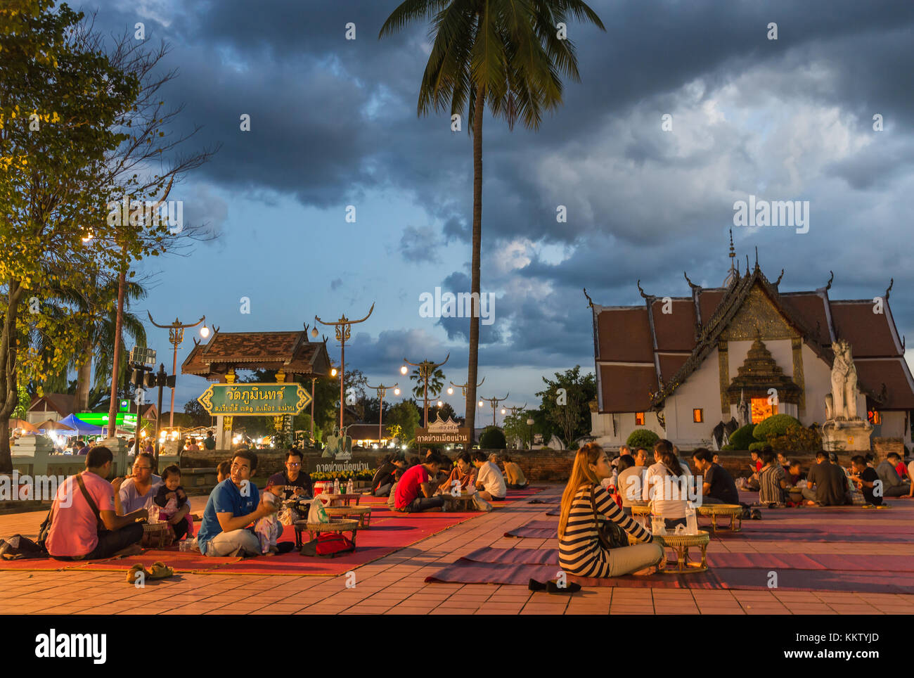 Kat kuang muang è nan walking street che hanno kan tok per la cena nella parte anteriore del wat phumin nan della Thailandia Foto Stock