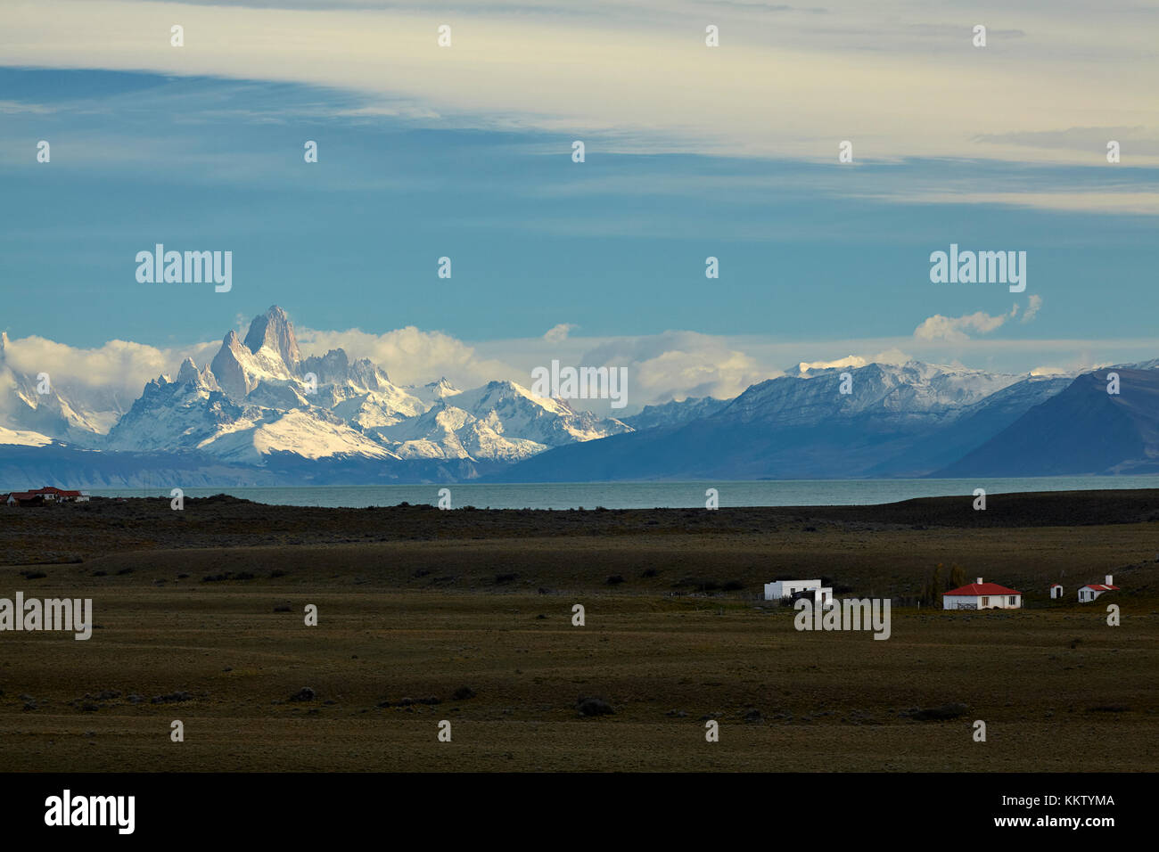 Monte Fitz Roy, Lago Viedma, e casa colonica, Patagonia, Argentina, Sud America Foto Stock Monte Fitz Roy, Lago Viedma, e casa colonica, Patagonia, Argentina, Sud America Foto Stock