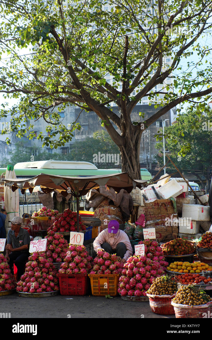 Ho chi minh city, Viet Nam, dragon Il mercato della frutta a Cho Lon, vietnam in mattina presto, cesto di frutta mostra all'aperto mercato contadino, Vietnam Foto Stock