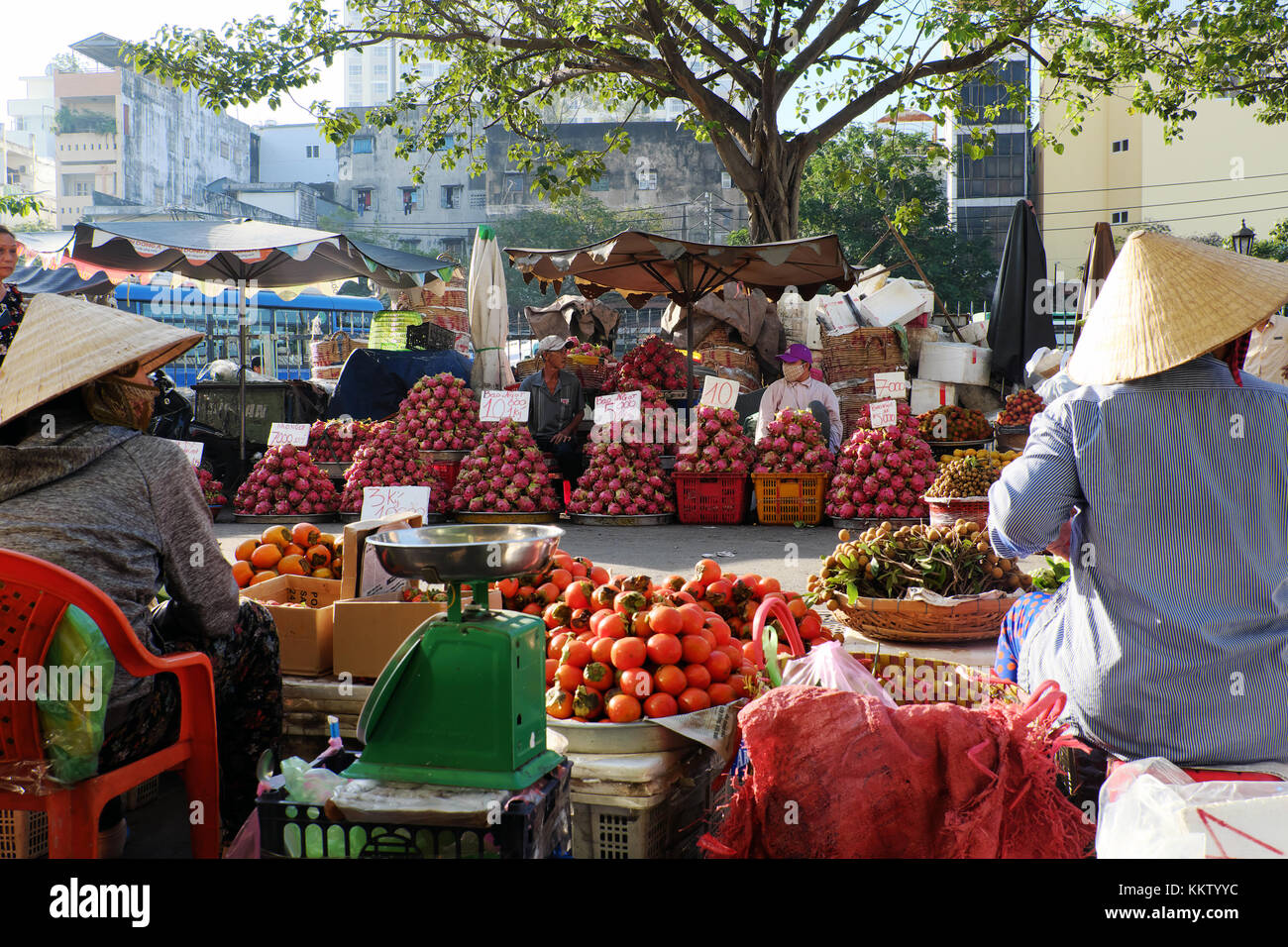 Ho chi minh city, Viet Nam, dragon Il mercato della frutta a Cho Lon, vietnam in mattina presto, cesto di frutta mostra all'aperto mercato contadino, Vietnam Foto Stock