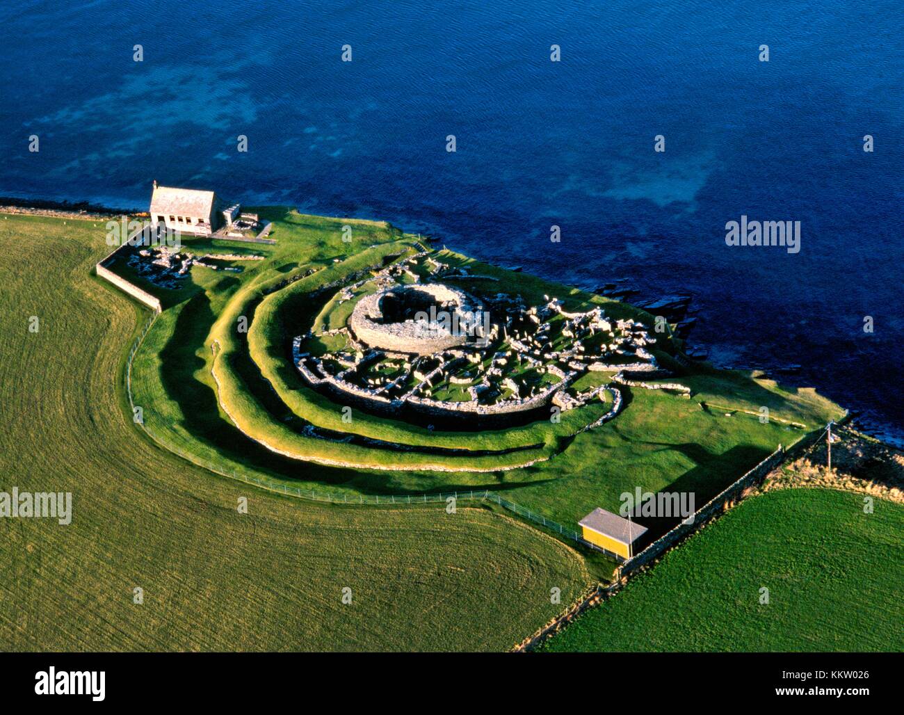 Broch di gurness Iron Age Village. torre centrale radiale di case adiacenti e parete. eynhallow sound, continentale, Orkney, SCOZIA Foto Stock
