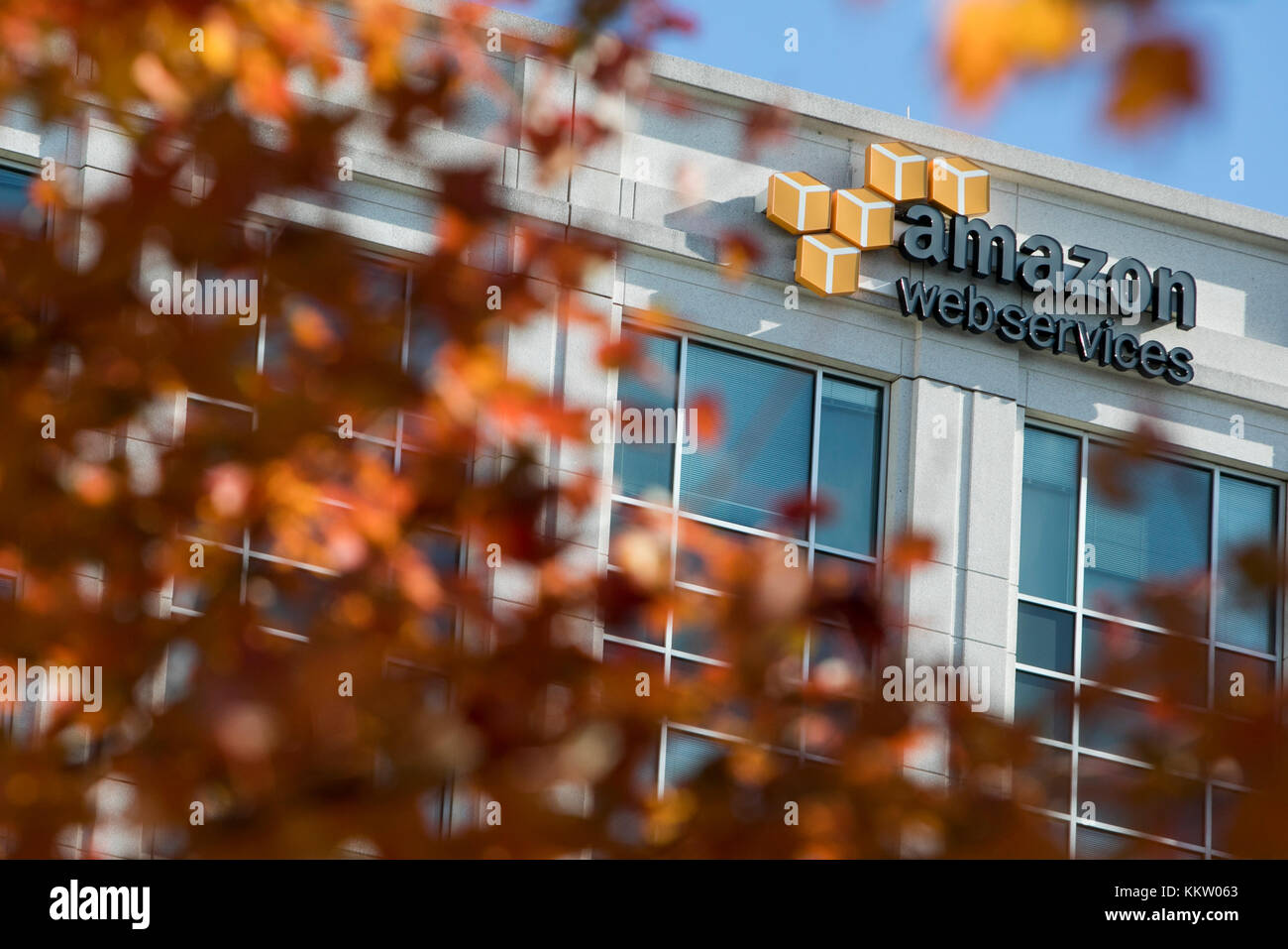 Un logo all'esterno di una struttura occupata da Amazon Web Services (AWS) a Herndon, Virginia, il 26 novembre 2017. Foto Stock