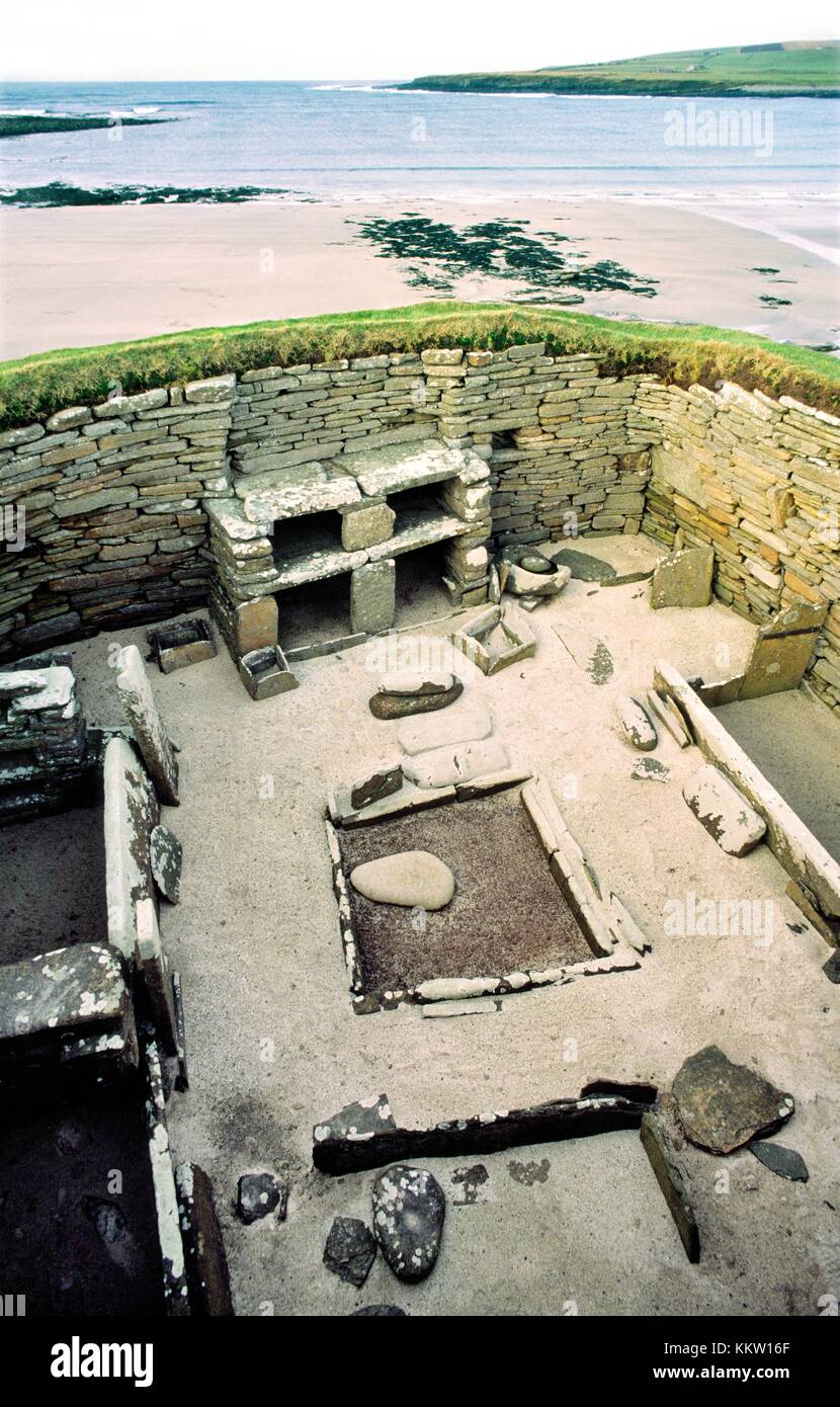 Skara Brae stone age village 3100 BC, baia di Skaill, Continentale, Orkney, Scozia. Interno di una casa, la casella letti, focolare e armadi Foto Stock