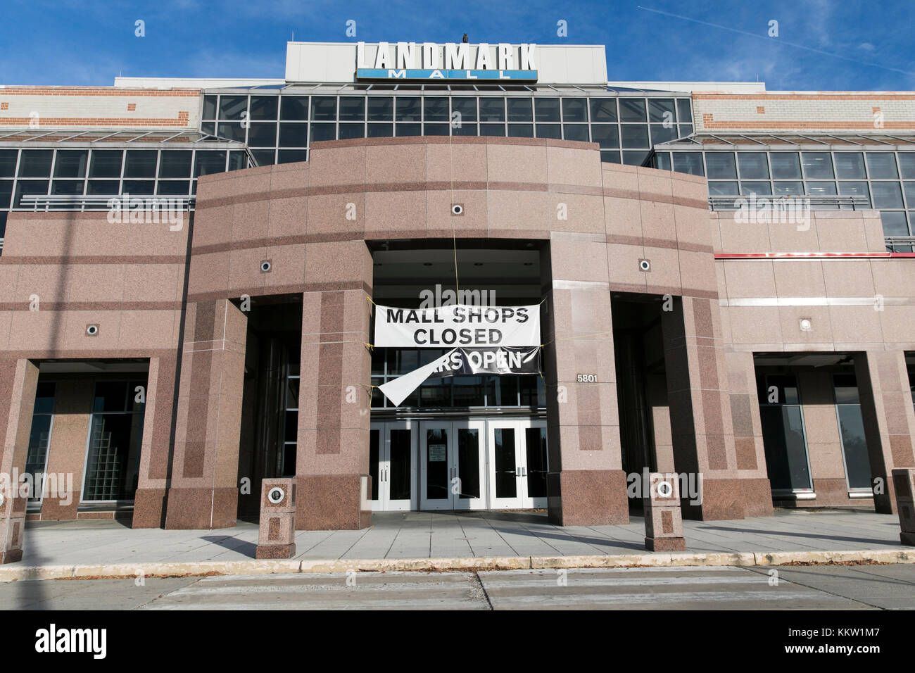 Un banner che recita "tutti i negozi chiusi" al di fuori dell'ora chiusa Landmark Mall in Alexandria, Virginia il 26 novembre 2017. Foto Stock