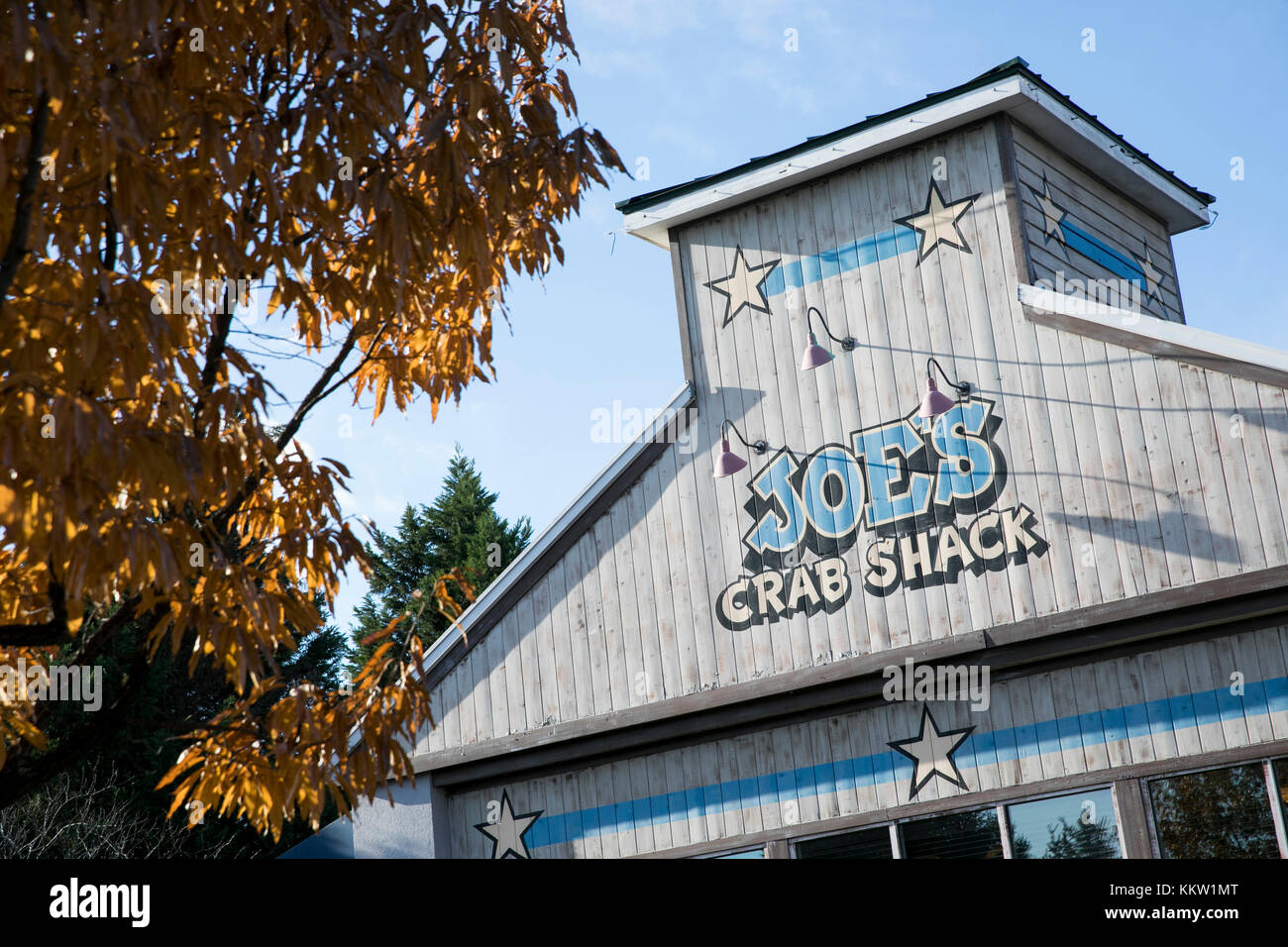 Un cartello con il logo all'esterno di un ristorante Joe's Crab Shack a Fairfax, Virginia, il 26 novembre 2017. Foto Stock