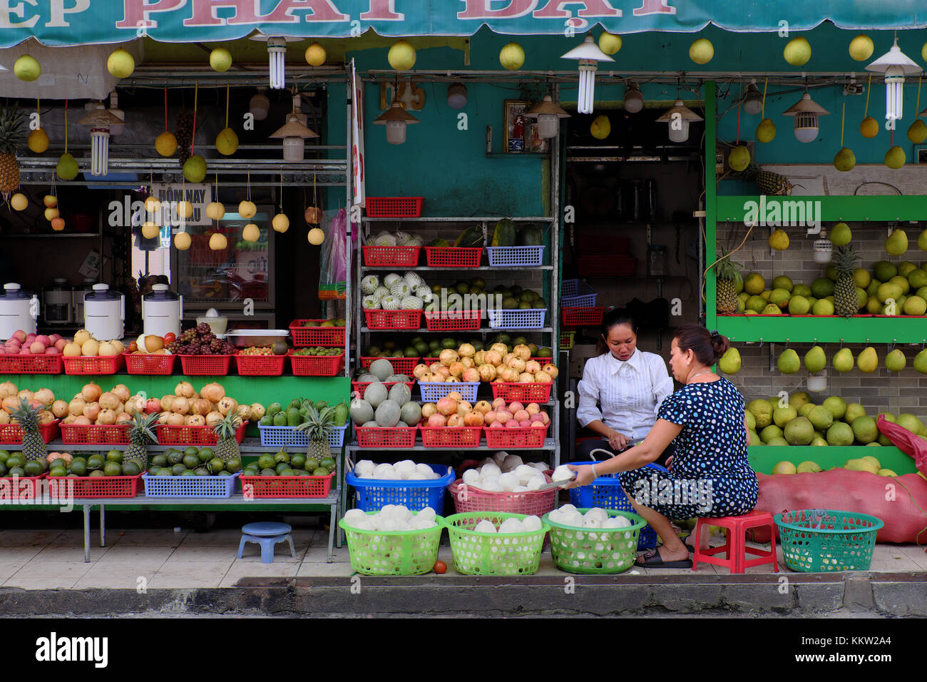 Ho chi minh city, Viet Nam, incredibili succo di frutta shop con molti tipi di frutta tropicale appeso sulla facciata, questa bevanda è sano bere, Vietnam Foto Stock