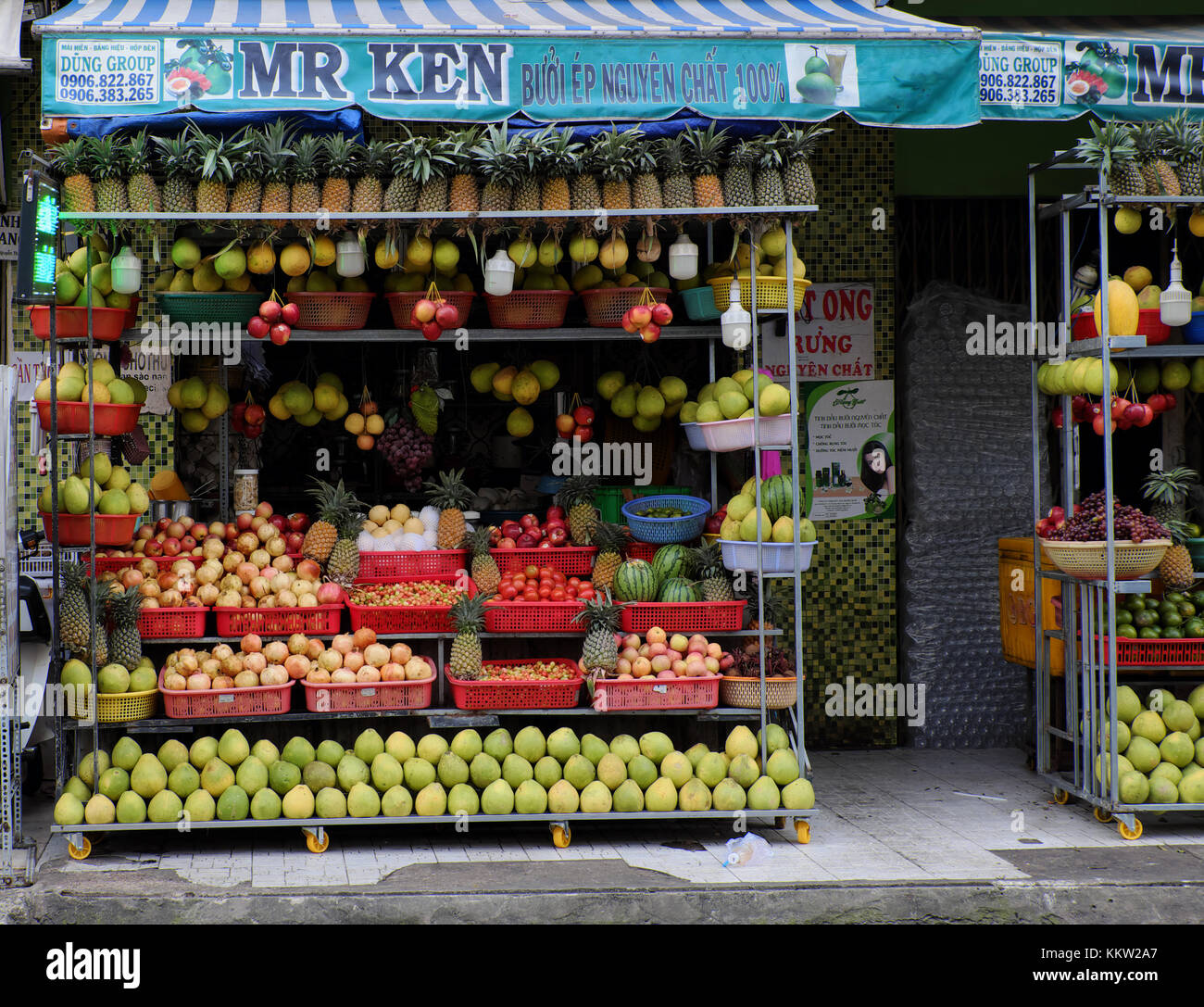 Ho chi minh city, Viet Nam, incredibili succo di frutta shop con molti tipi di frutta tropicale appeso sulla facciata, questa bevanda è sano bere, Vietnam Foto Stock