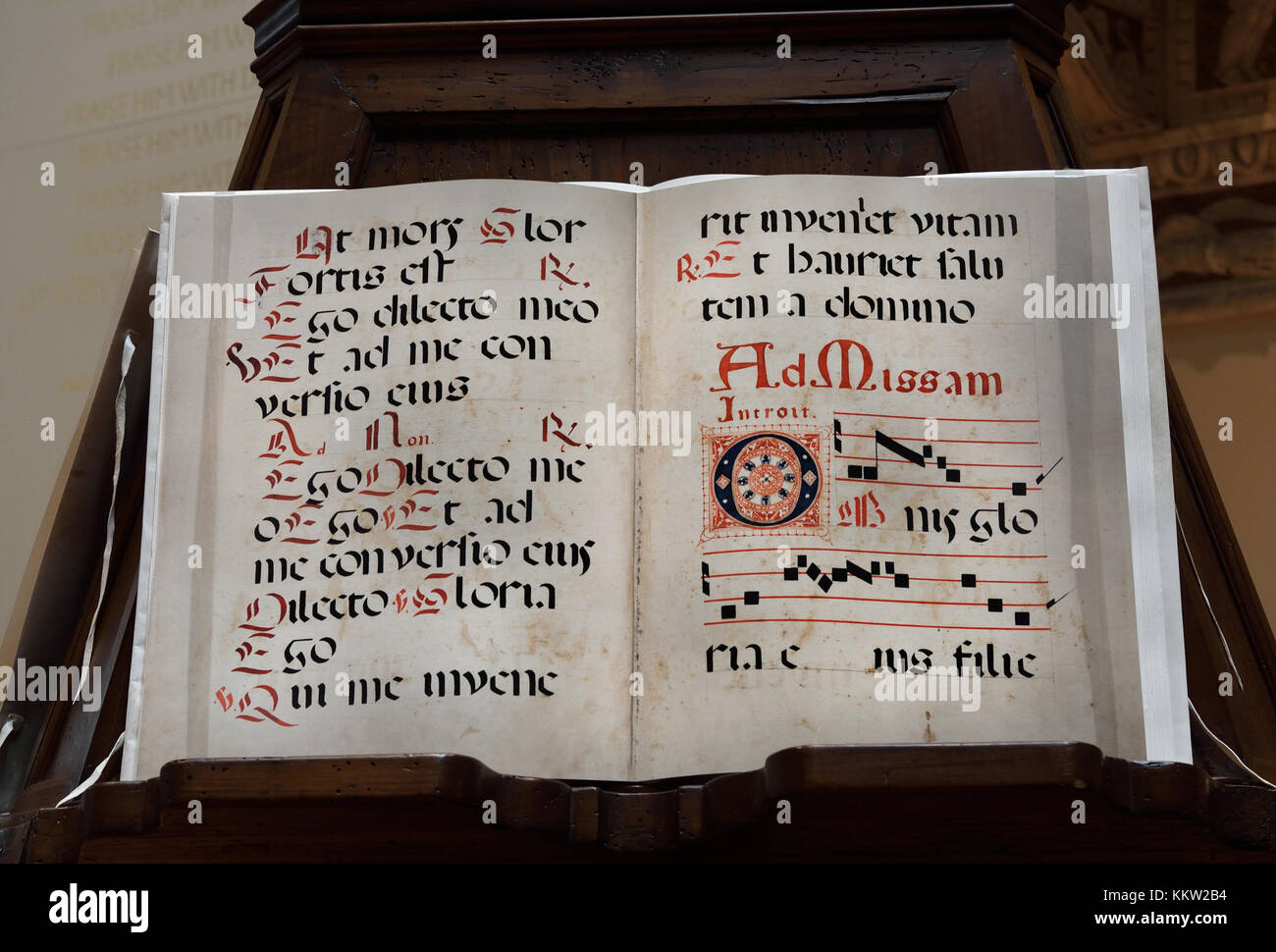 Leggio del coro del XVI secolo Opera del Duomo Firenze Italia italiano ( un coro (noto anche come cudiero, corale o chorus) è un ensemble musicale di cantanti. La musica corale è a sua volta la musica scritta appositamente per tale un ensemble di eseguire. ) Foto Stock