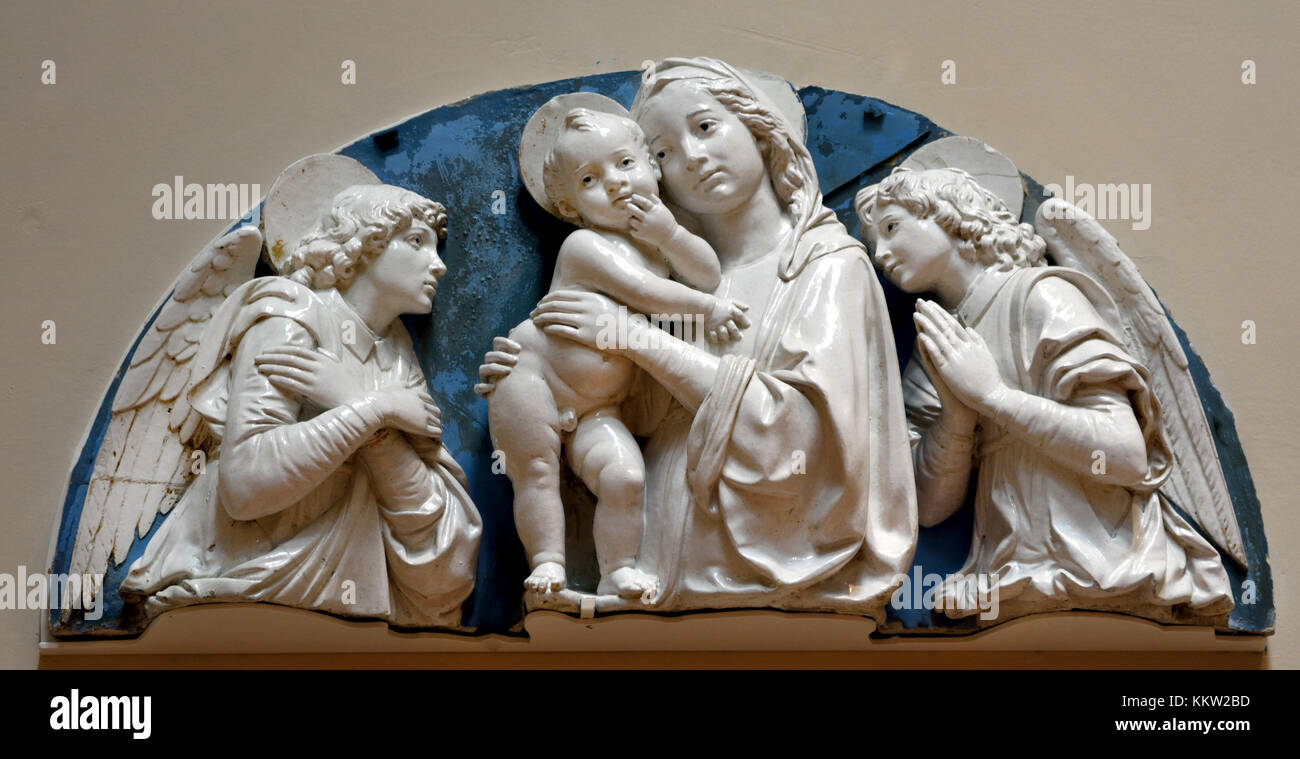 Lunetta con Madonna con Bambino e angeli 1489 Andrea della Robbia. Firenze Italia italiano ( Andrea della Robbia 1435 - 1525 era un italiano scultore rinascimentale, specialmente in ceramica. ) Foto Stock