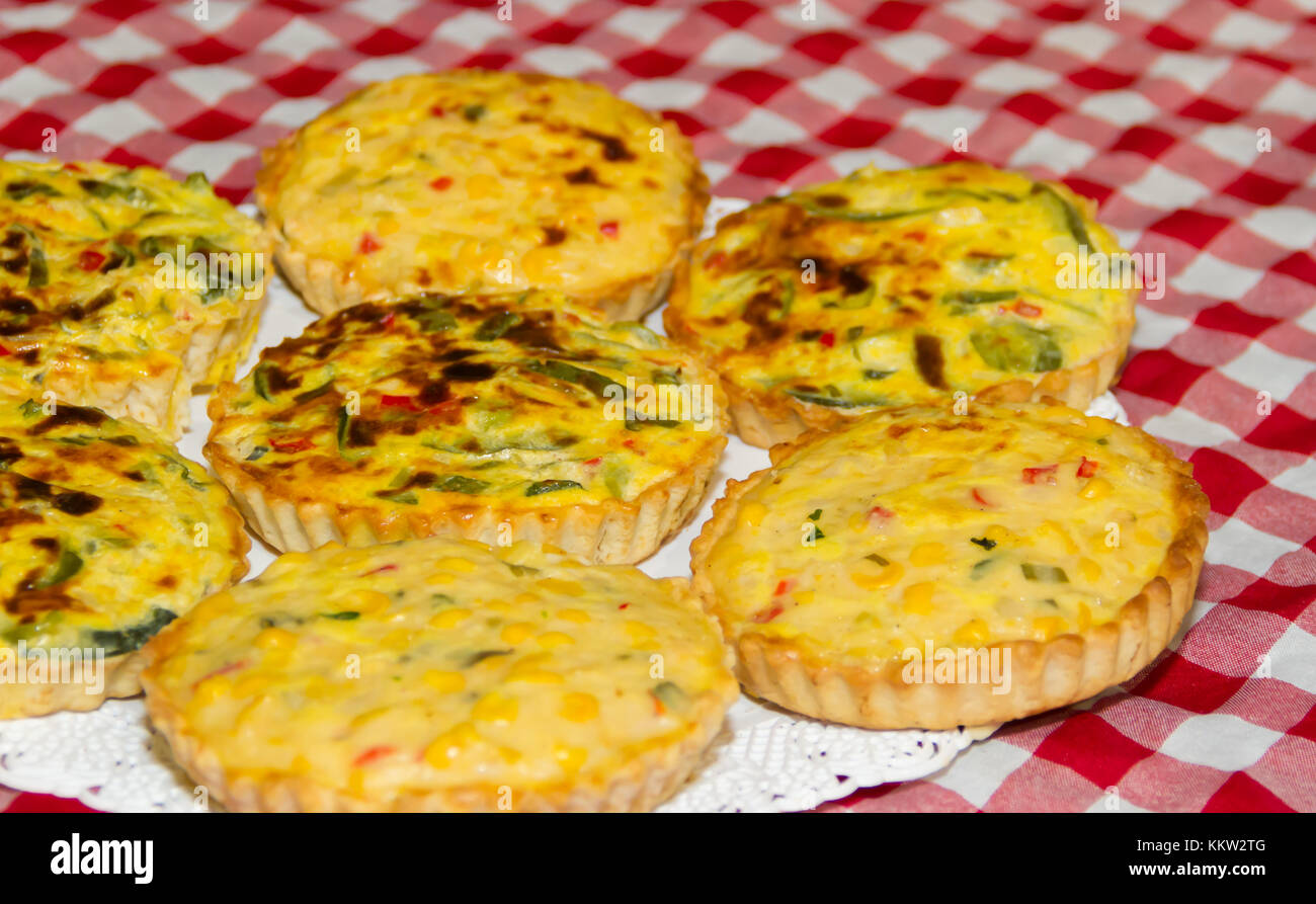 Singoli torte di verdure in vendita presso la fiera Foto Stock