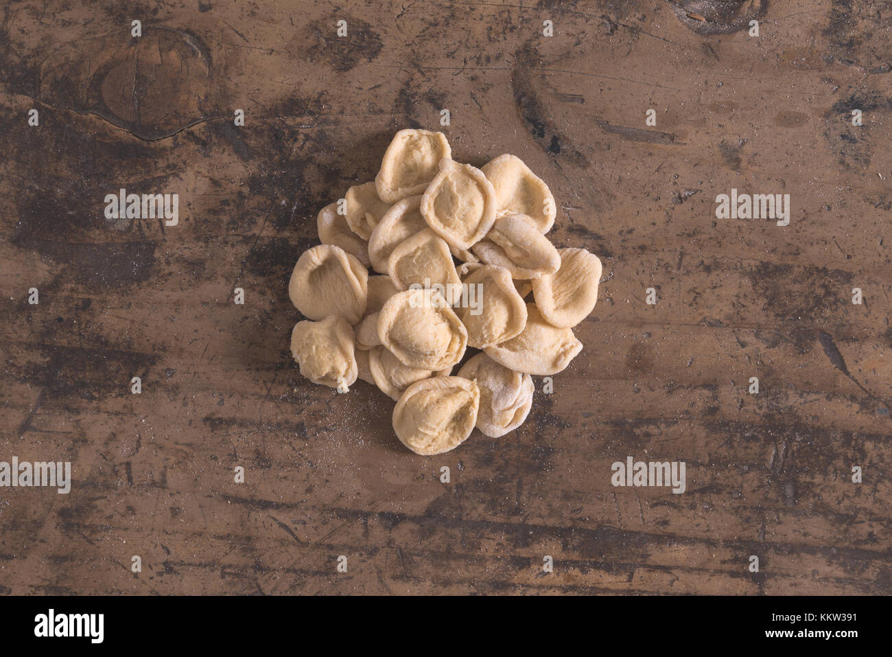 Fatto a mano orecchiette tipica pasta fresca puglia Foto Stock