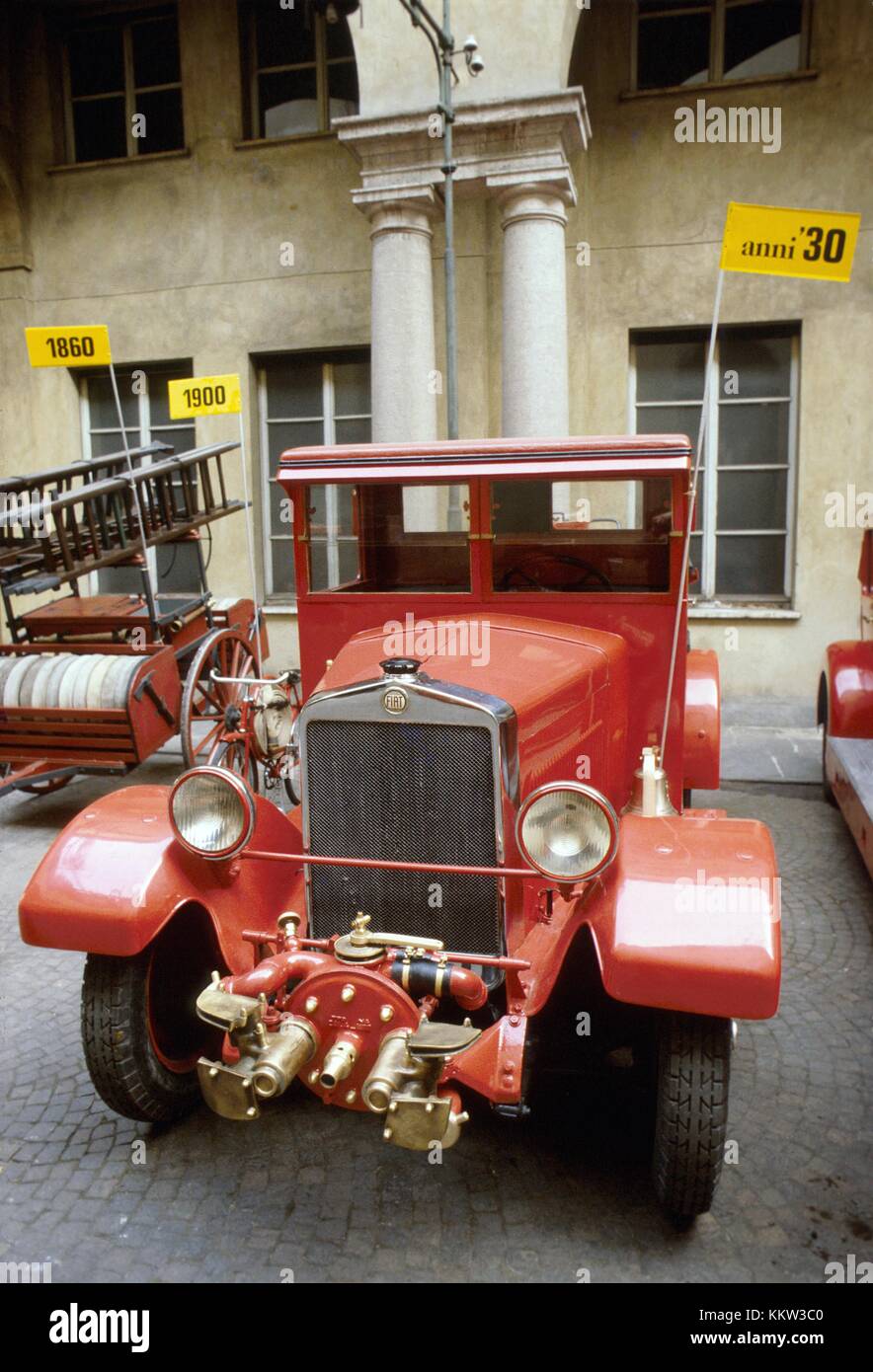 Rievocazione storica degli antichi le attrezzature e le divise del Campionato Italiano Vigili del Fuoco (Milano, Italia) Foto Stock